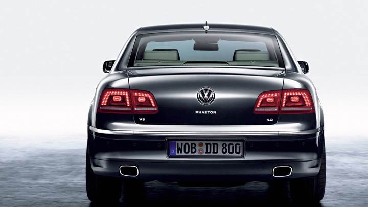 Back Pose Of 2011 Volkswagen Phaeton In Grey